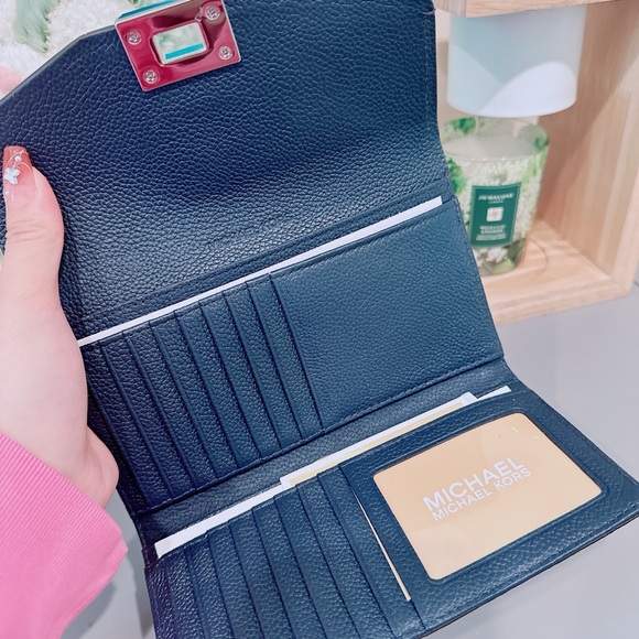 Michael Kors Cassie Large Trifold Wallet/NWT - Picture 8 of 8